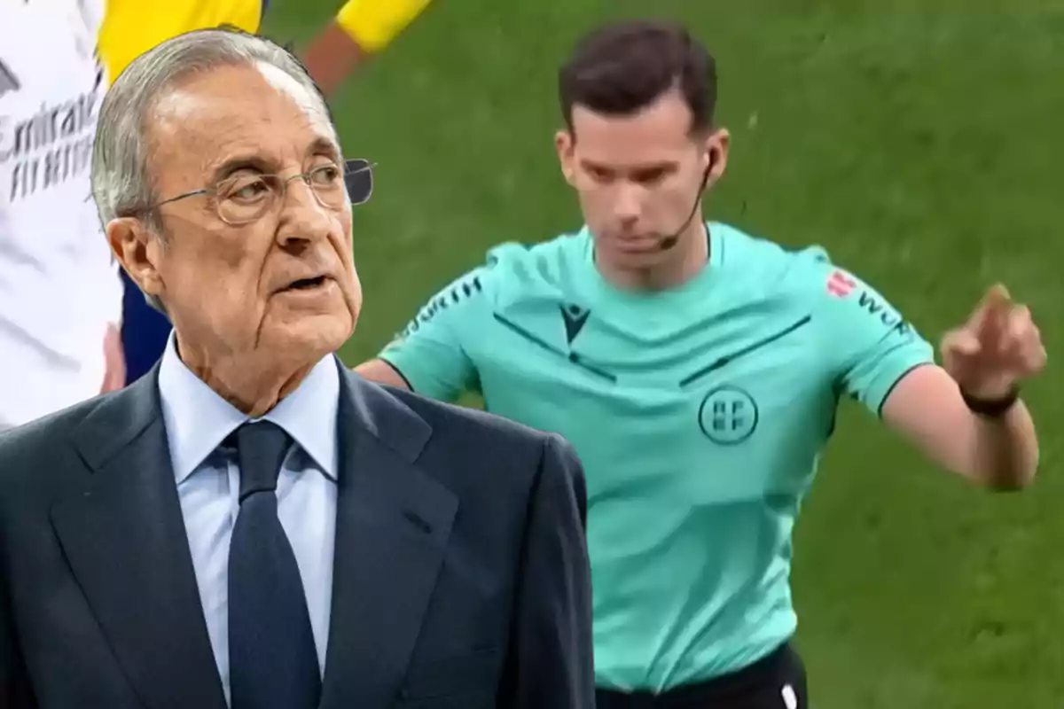 Un hombre mayor con gafas y traje oscuro está en primer plano mientras que al fondo se ve a un árbitro de fútbol en uniforme verde en un campo de juego.