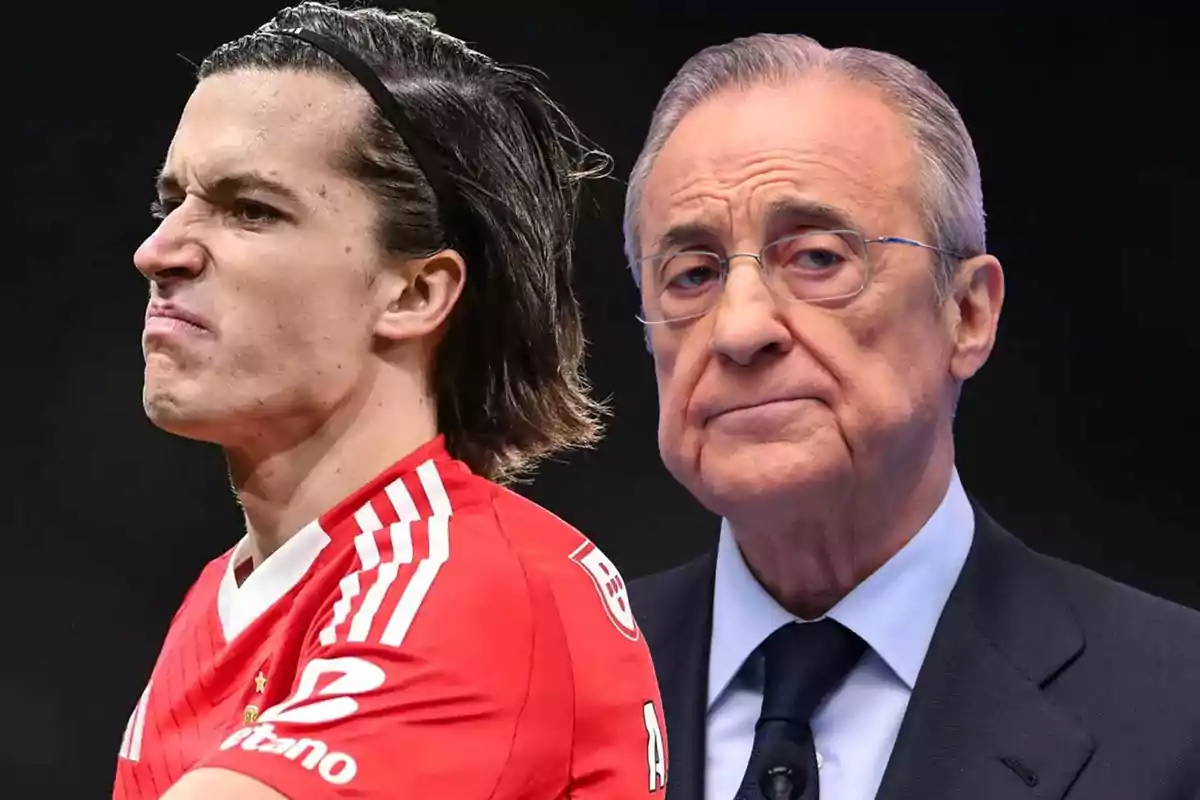 Un futbolista con expresión seria usando un uniforme rojo junto a un hombre mayor con gafas y traje oscuro sobre un fondo oscuro
