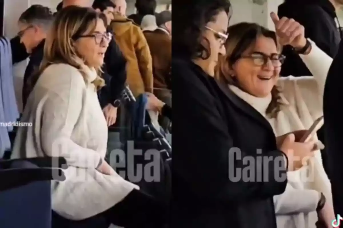 Una mujer con gafas y suéter blanco está sentada en un lugar público rodeada de otras personas, en la segunda imagen aparece sonriendo y levantando el pulgar mientras mira un teléfono móvil.