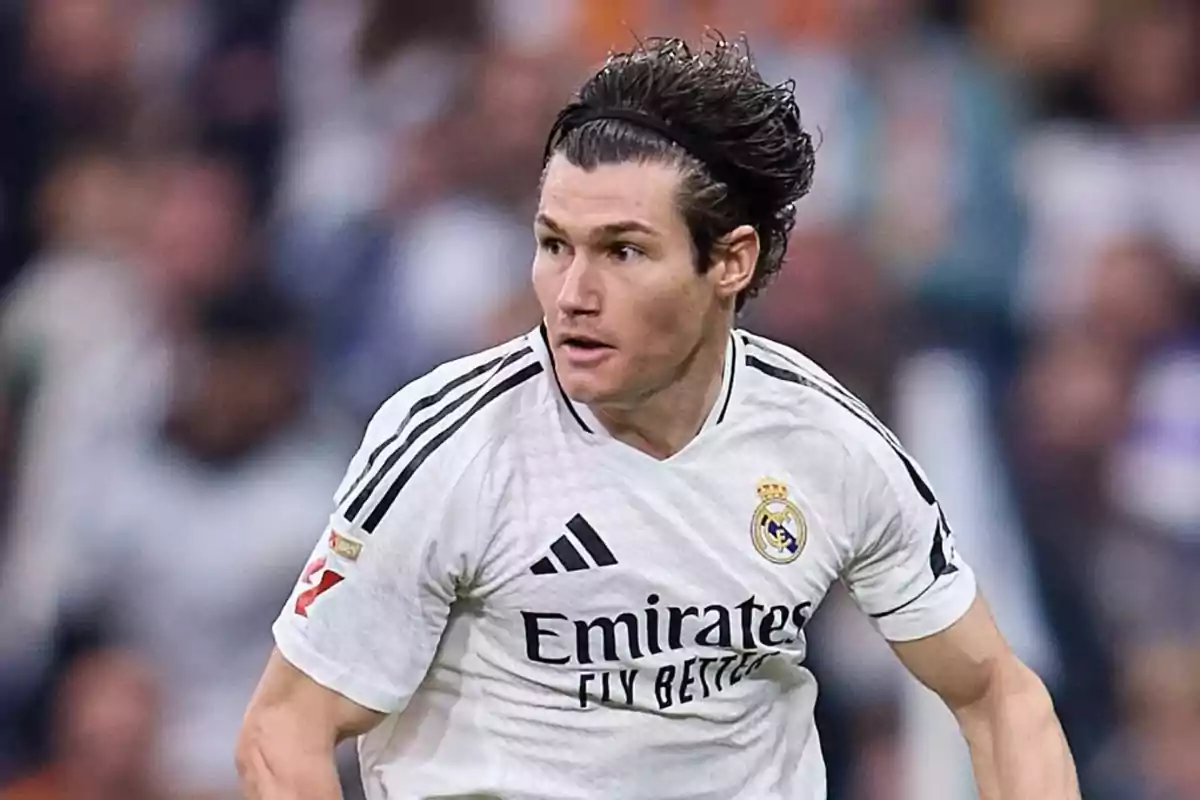 Futbolista del Real Madrid con camiseta blanca durante un partido Futbolista del Real Madrid con camiseta blanca durante un partido