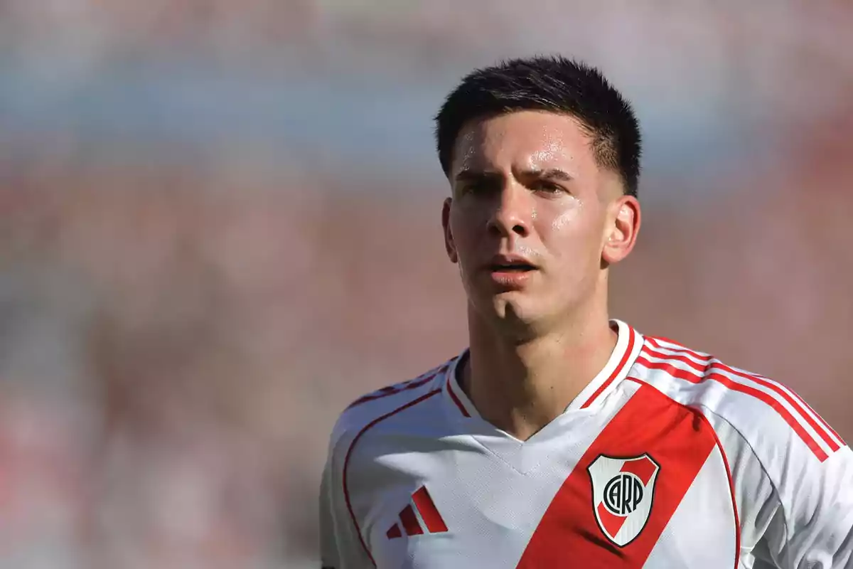 Jugador de fútbol con camiseta blanca y roja de River Plate en un estadio Jugador de fútbol con camiseta blanca y roja de River Plate en un estadio