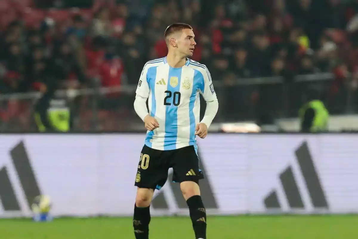 Soccer player wearing the Argentine national team uniform during a match in a stadium full of spectators Soccer player wearing the Argentine national team uniform during a match in a stadium full of spectators