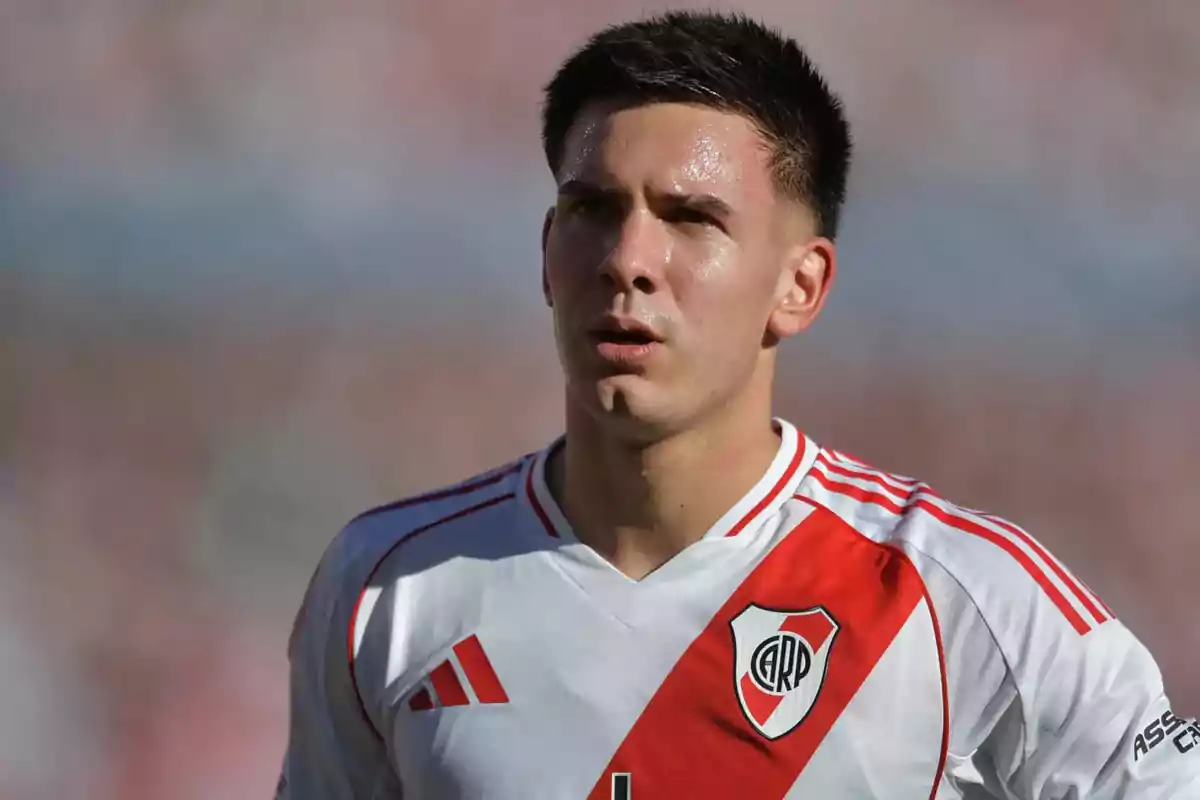 Jugador de fútbol con camiseta blanca y banda roja de River Plate durante un partido Jugador de fútbol con camiseta blanca y banda roja de River Plate durante un partido
