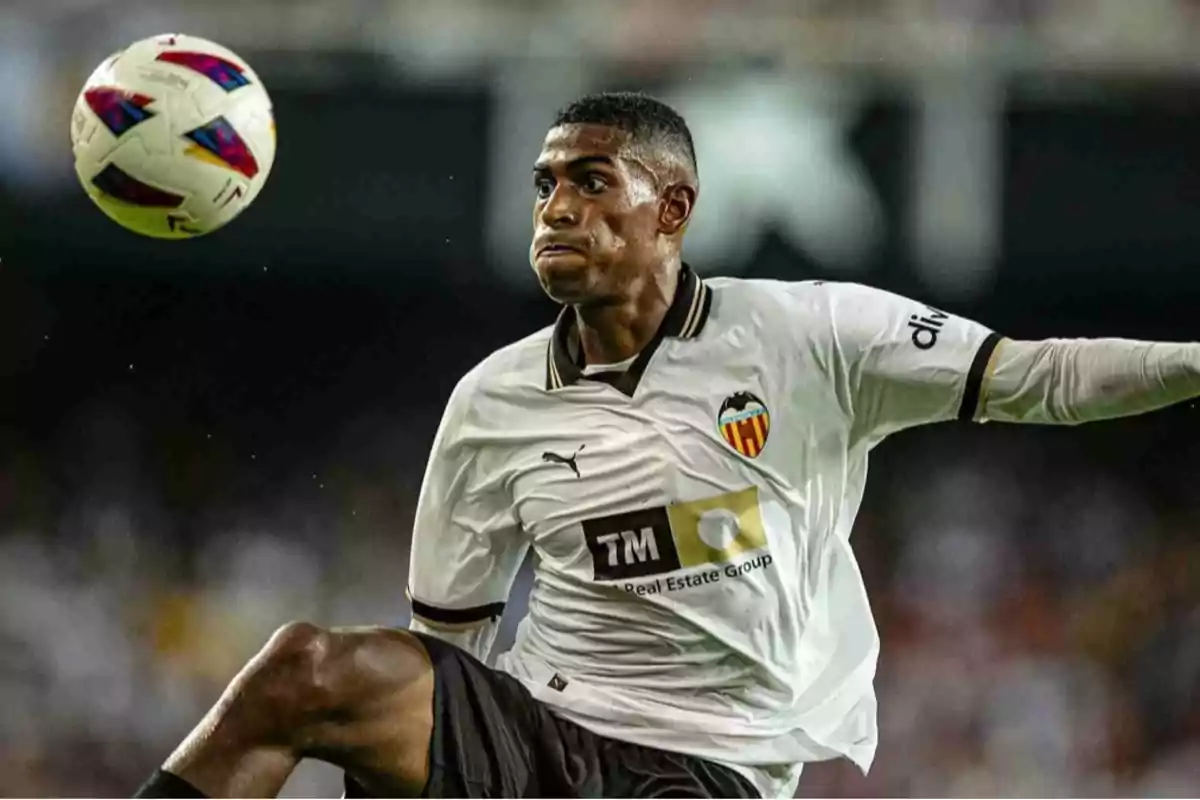 Jugador de fútbol del Valencia CF en acción durante un partido.