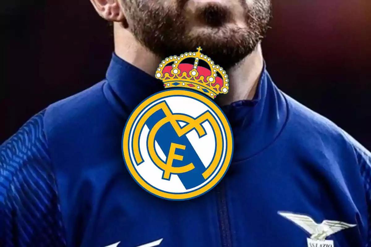 Un hombre con una chaqueta azul y el escudo del Real Madrid superpuesto.