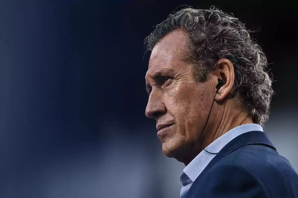 Hombre de perfil con auriculares y fondo oscuro. Hombre de perfil con auriculares y fondo oscuro.