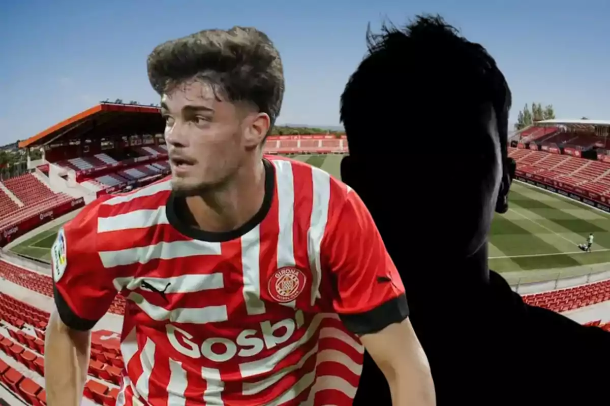 Un jugador de fútbol con la camiseta del Girona FC en un estadio, con una silueta oscura de fondo.