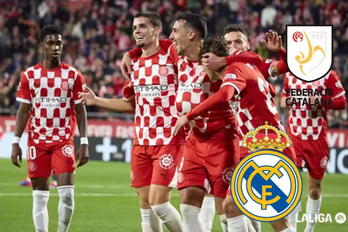 Jugadores de fútbol con uniforme rojo y blanco celebrando en el campo con logotipos superpuestos de la Federación Catalana de Fútbol y un equipo conocido.