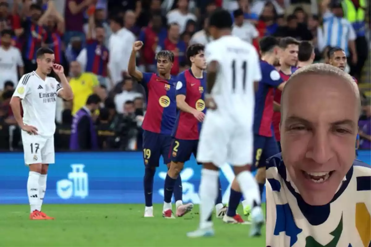 Jugadores de fútbol en el campo durante un partido con un hombre sonriendo en primer plano.