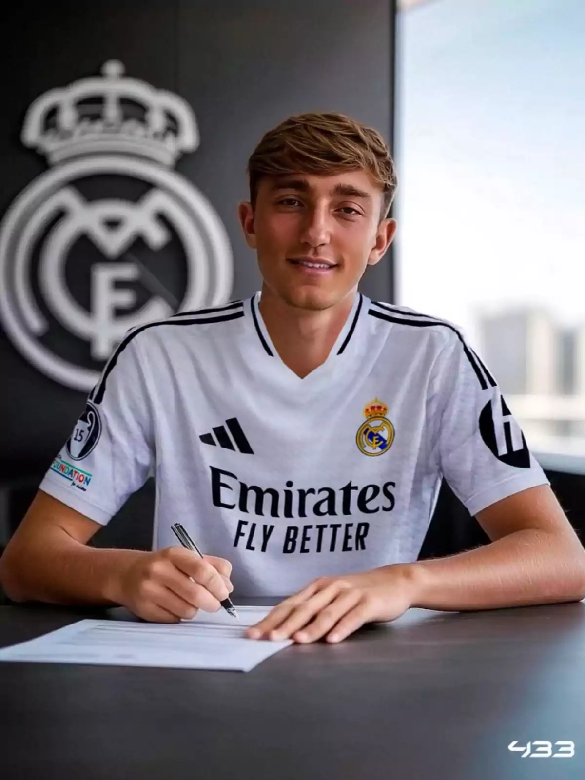 Un joven con camiseta del Real Madrid firmando un documento en una mesa, con el escudo del club en el fondo. Un joven con camiseta del Real Madrid firmando un documento en una mesa, con el escudo del club en el fondo.