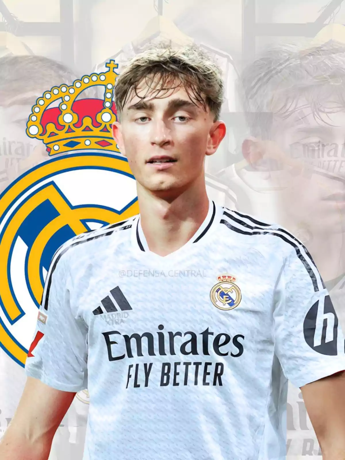 Un jugador de fútbol con la camiseta del Real Madrid posando frente al escudo del equipo. Un jugador de fútbol con la camiseta del Real Madrid posando frente al escudo del equipo.