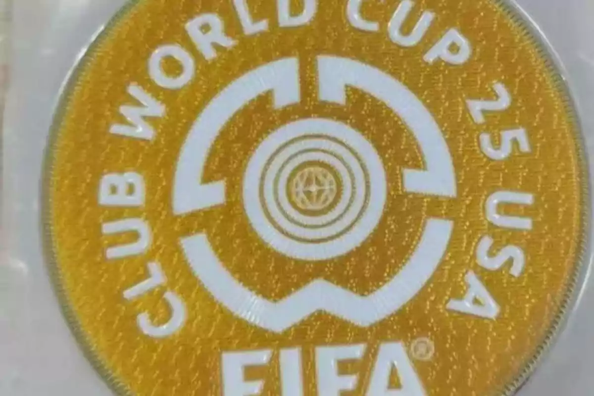 Parche dorado con el logo de la FIFA y las palabras Club World Cup 25 USA
