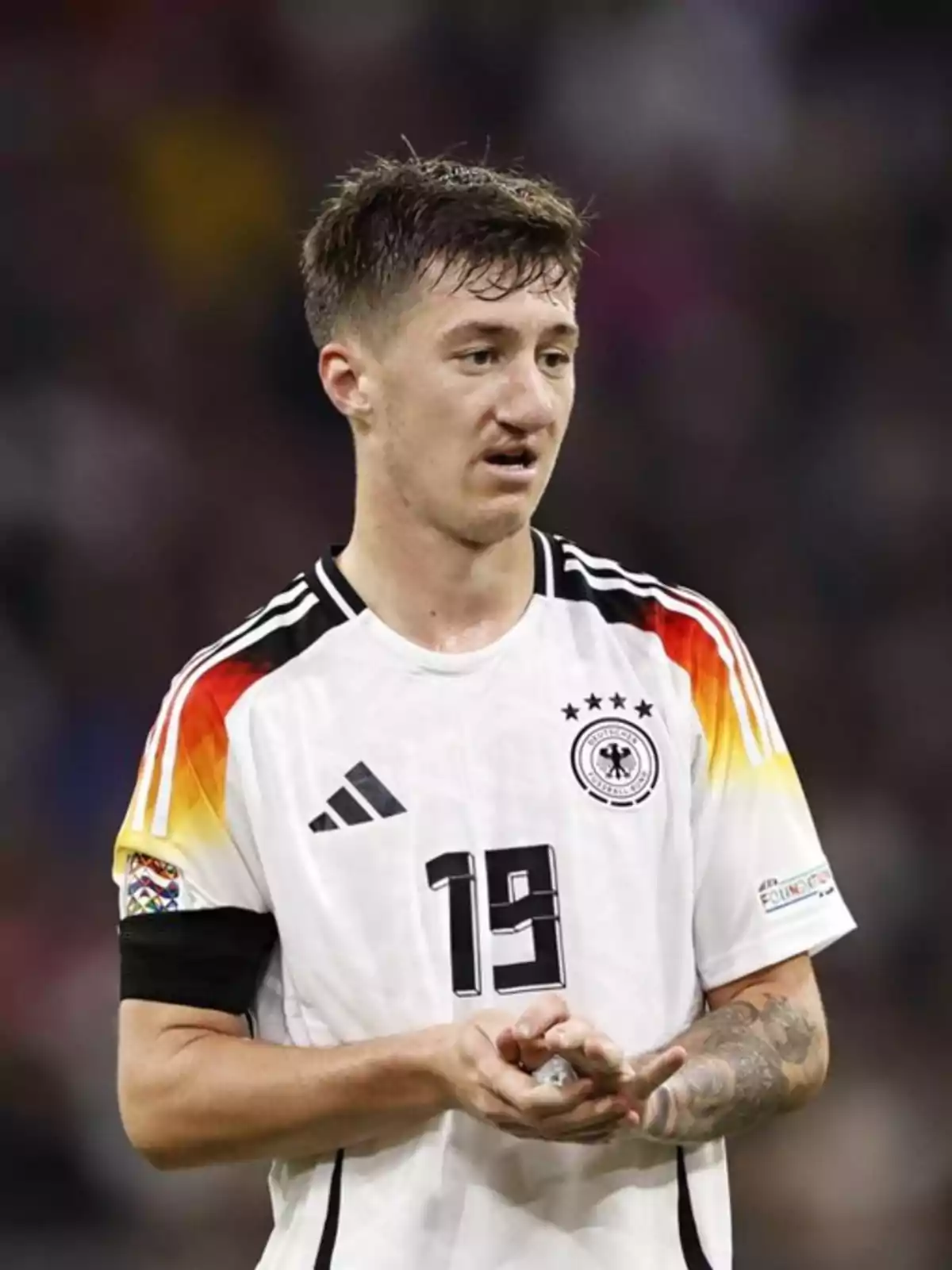 Futbolista con uniforme de la selección de Alemania número 19 en un partido