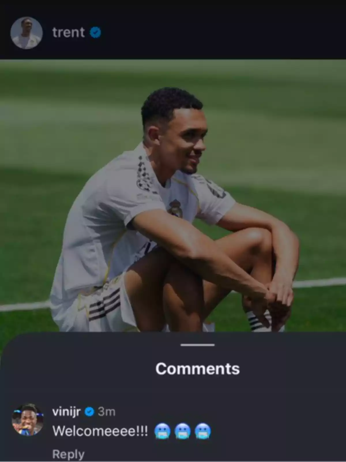 Un futbolista con uniforme blanco sentado en el césped de una cancha, acompañado de un comentario de bienvenida en una red social. Un futbolista con uniforme blanco sentado en el césped de una cancha, acompañado de un comentario de bienvenida en una red social.