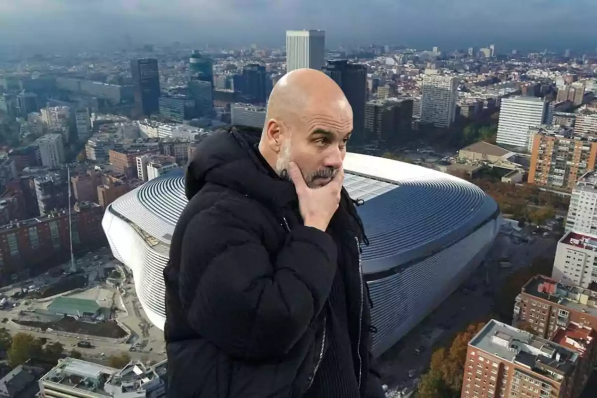 Un hombre con chaqueta negra está pensativo frente a un estadio moderno en una ciudad.