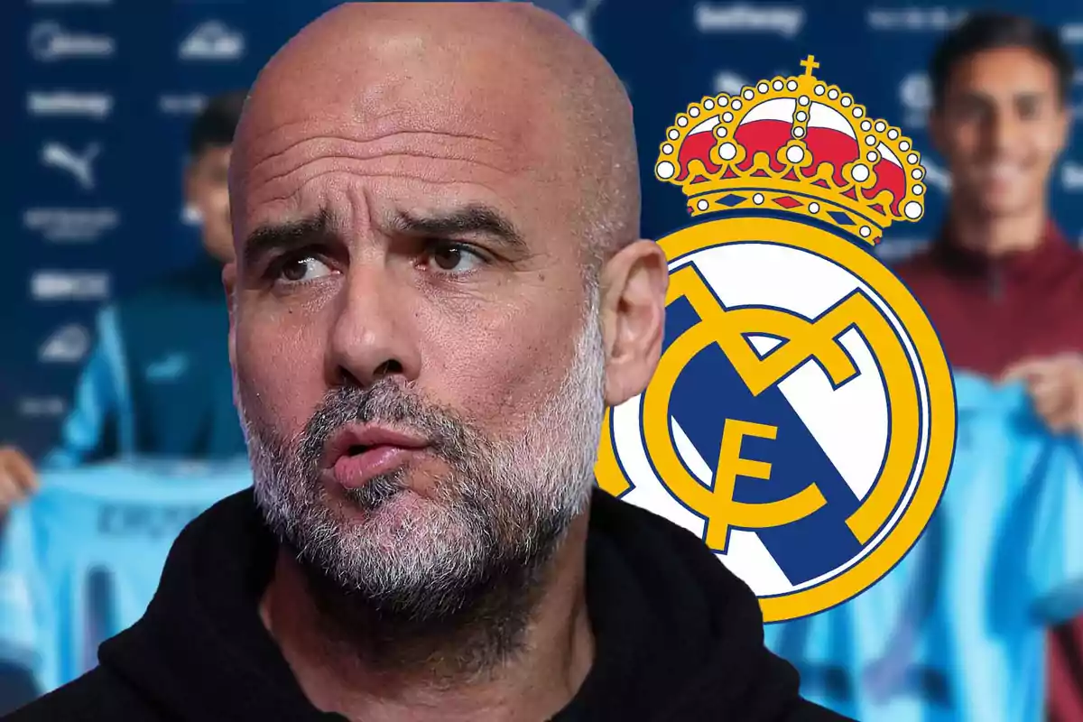 Un hombre calvo con barba en primer plano con el logo del Real Madrid al fondo.