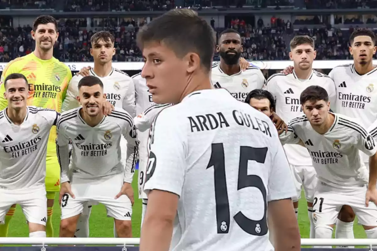 Jugadores de un equipo de fútbol posando en el campo con uno de ellos de espaldas mostrando su camiseta número 15.