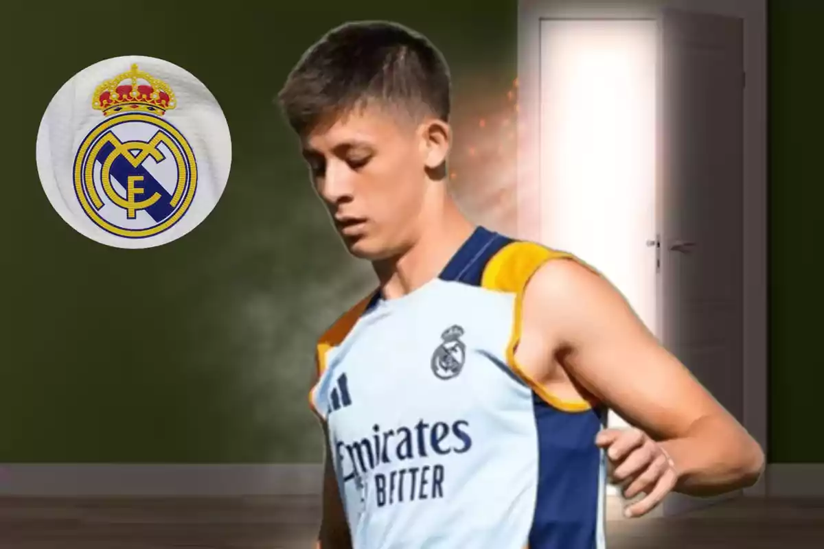 Un jugador de fútbol con uniforme de entrenamiento del Real Madrid junto al escudo del equipo y una puerta abierta al fondo.