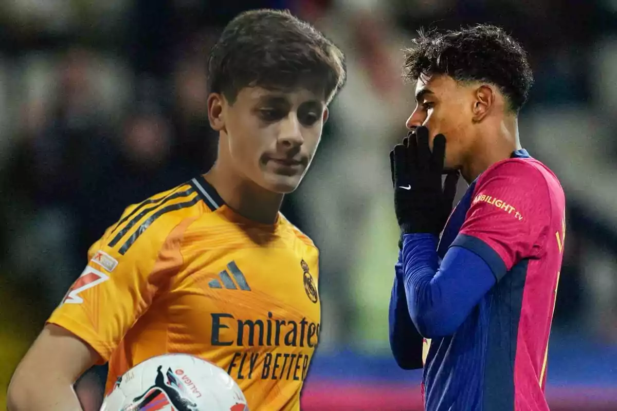 Dos jugadores de fútbol en el campo, uno con uniforme amarillo sosteniendo un balón y el otro con uniforme azul y rojo cubriéndose la boca con las manos.