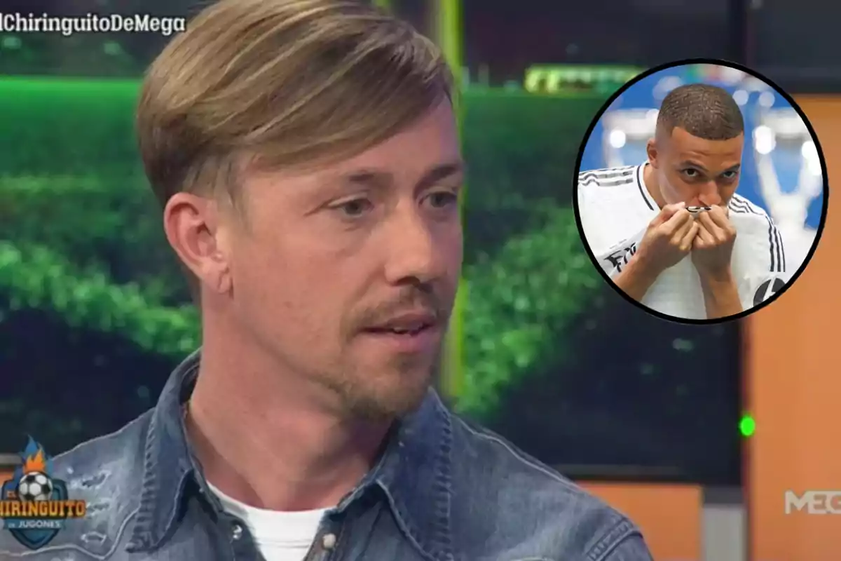 Un hombre con camisa de mezclilla aparece en un programa de televisión con un recuadro que muestra a un jugador de fútbol besando su camiseta.