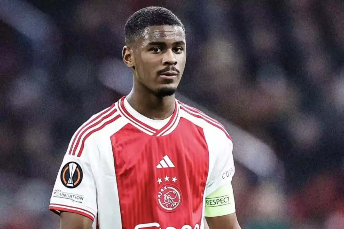 Jugador de fútbol con uniforme del Ajax y brazalete de capitán en un estadio. Jugador de fútbol con uniforme del Ajax y brazalete de capitán en un estadio.