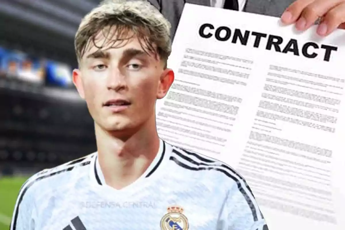Un jugador de fútbol con una camiseta blanca está frente a un fondo que muestra un contrato sostenido por una persona.