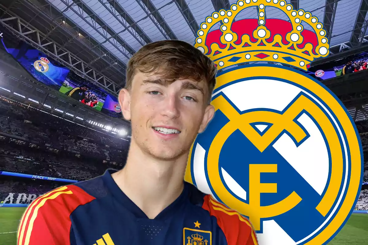 Un joven con una camiseta de fútbol frente al escudo del Real Madrid en un estadio.