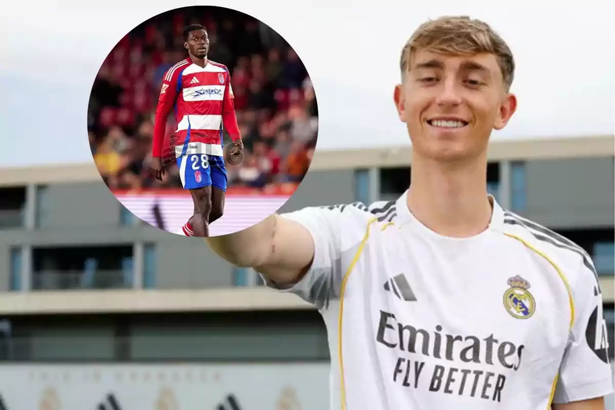 Un jugador del Real Madrid sonríe mientras sostiene una imagen circular de un futbolista del Granada en el campo.