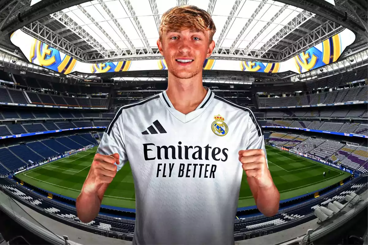 Jugador con uniforme del Real Madrid posando sonriente en el estadio Santiago Bernabéu Jugador con uniforme del Real Madrid posando sonriente en el estadio Santiago Bernabéu