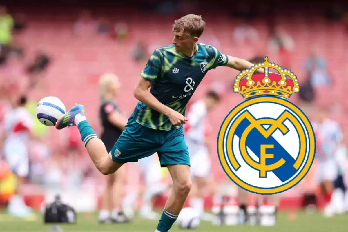 Un jugador de fútbol en acción con el balón en el aire y el escudo del Real Madrid superpuesto.