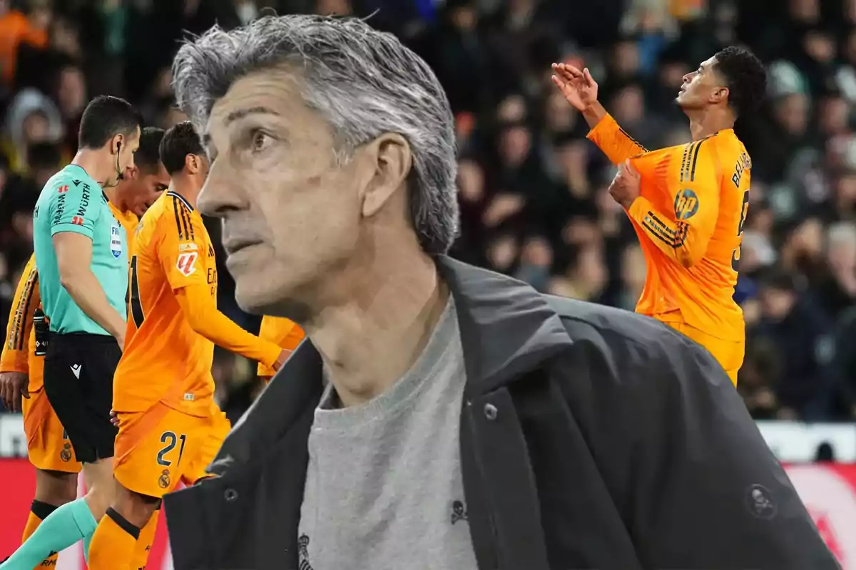 Un hombre en primer plano con expresión pensativa y al fondo un grupo de jugadores de fútbol en uniforme naranja junto a un árbitro en un campo de juego.