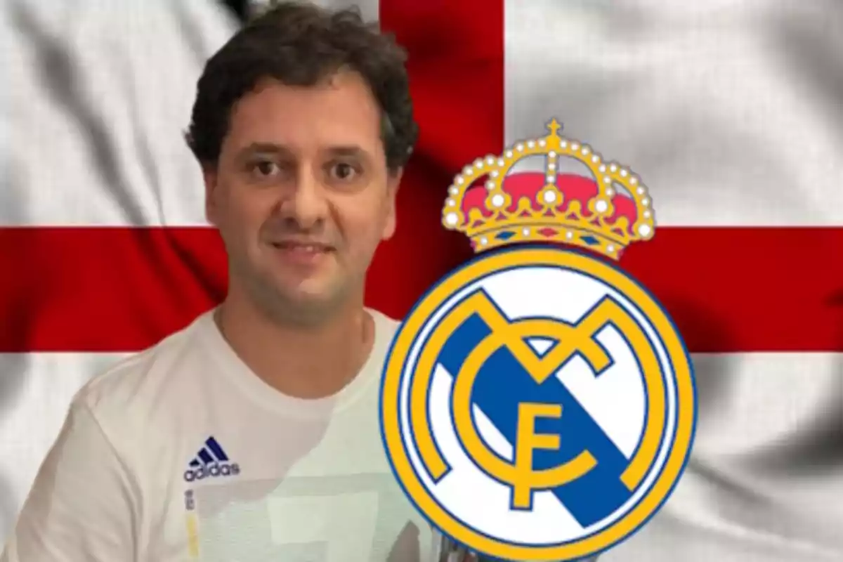 Un hombre con una camiseta blanca de Adidas está frente a una bandera con una cruz roja y el escudo del Real Madrid.