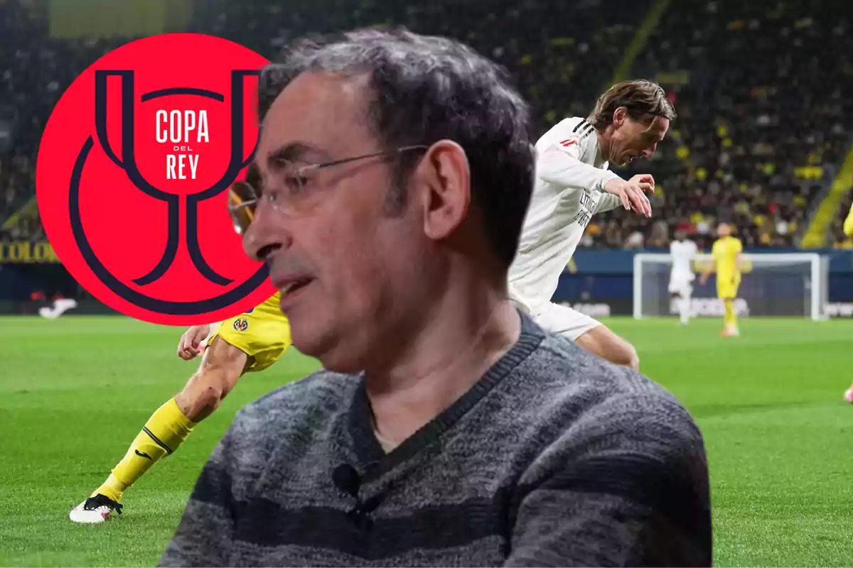 Un hombre con gafas en primer plano, un jugador de fútbol en acción en el campo y un logotipo de la Copa del Rey en el fondo.