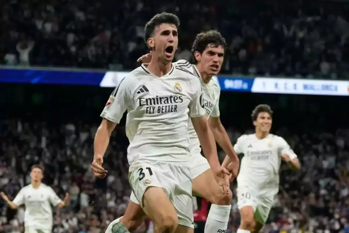 Jugadores del Real Madrid celebran un gol con emoción en el estadio frente a la afición