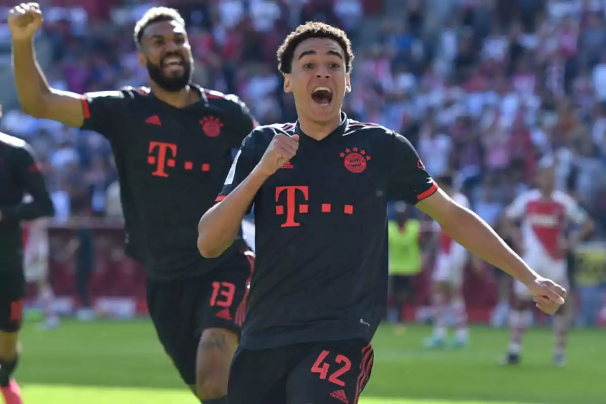 Jugadores de fútbol del Bayern de Múnich celebrando un gol en el campo. Jugadores de fútbol del Bayern de Múnich celebrando un gol en el campo.
