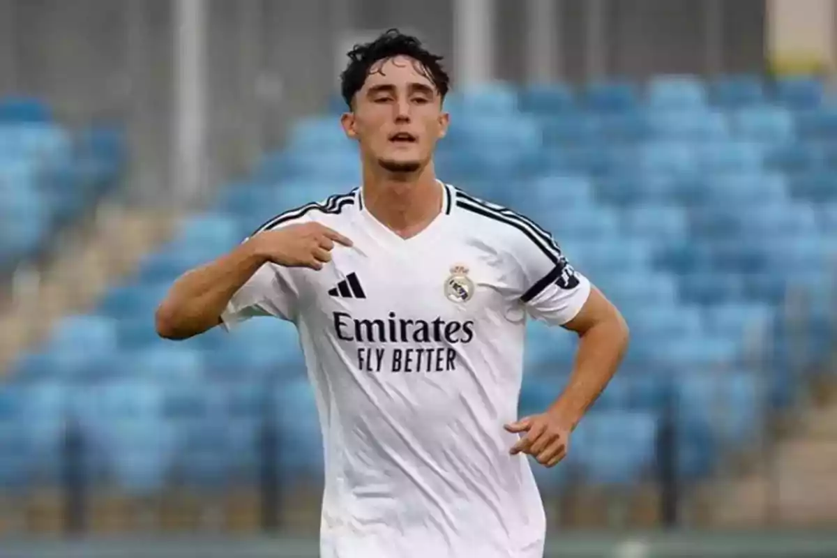 Un jugador de fútbol con la camiseta blanca del Real Madrid en el campo.