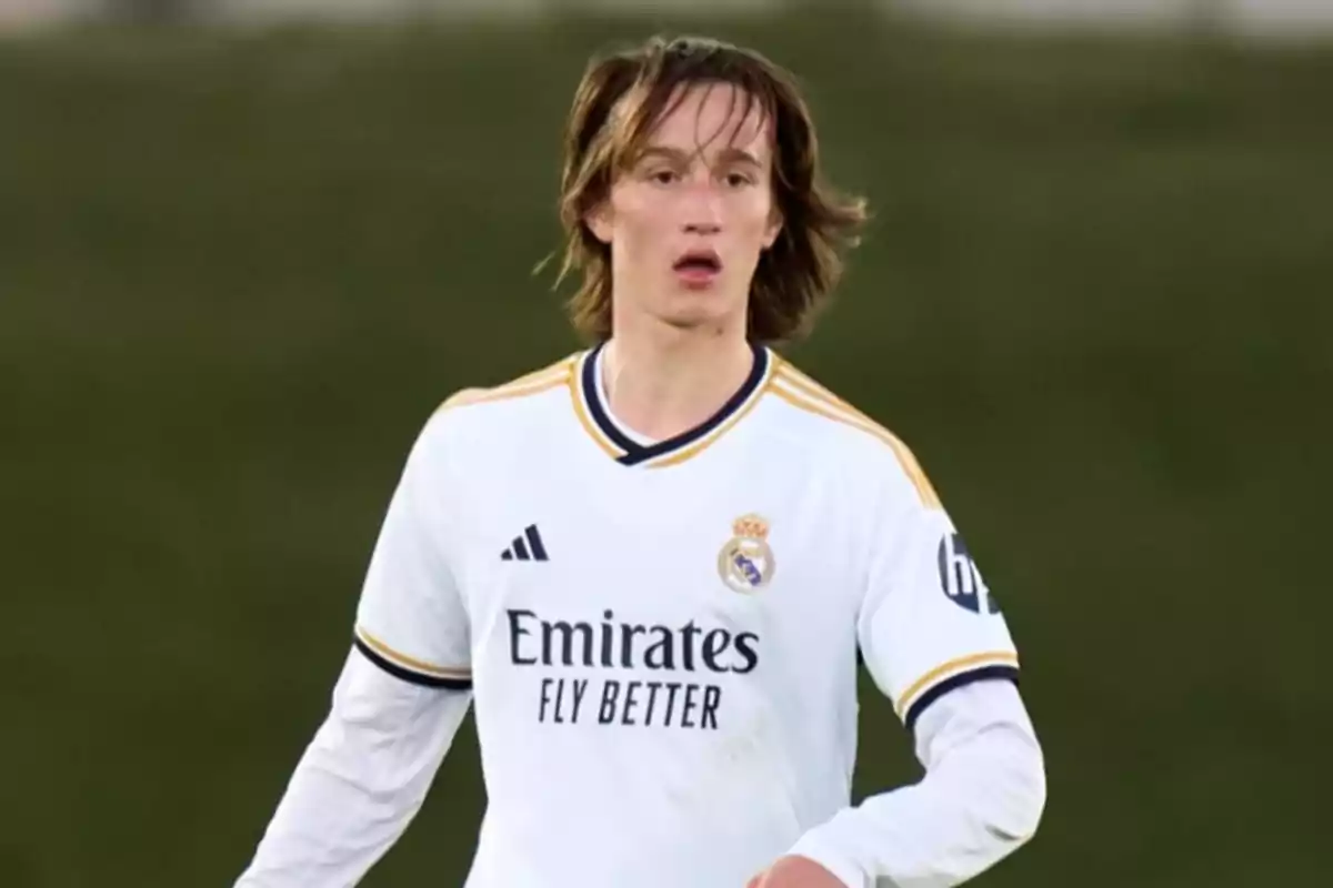 A player in a Real Madrid uniform on the field. A player in a Real Madrid uniform on the field.