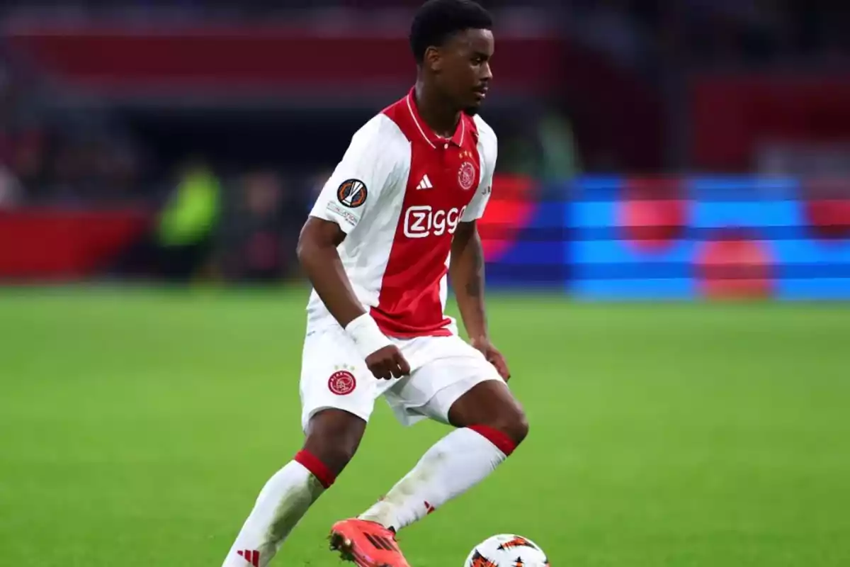 Jugador de fútbol del Ajax en acción durante un partido. Jugador de fútbol del Ajax en acción durante un partido.