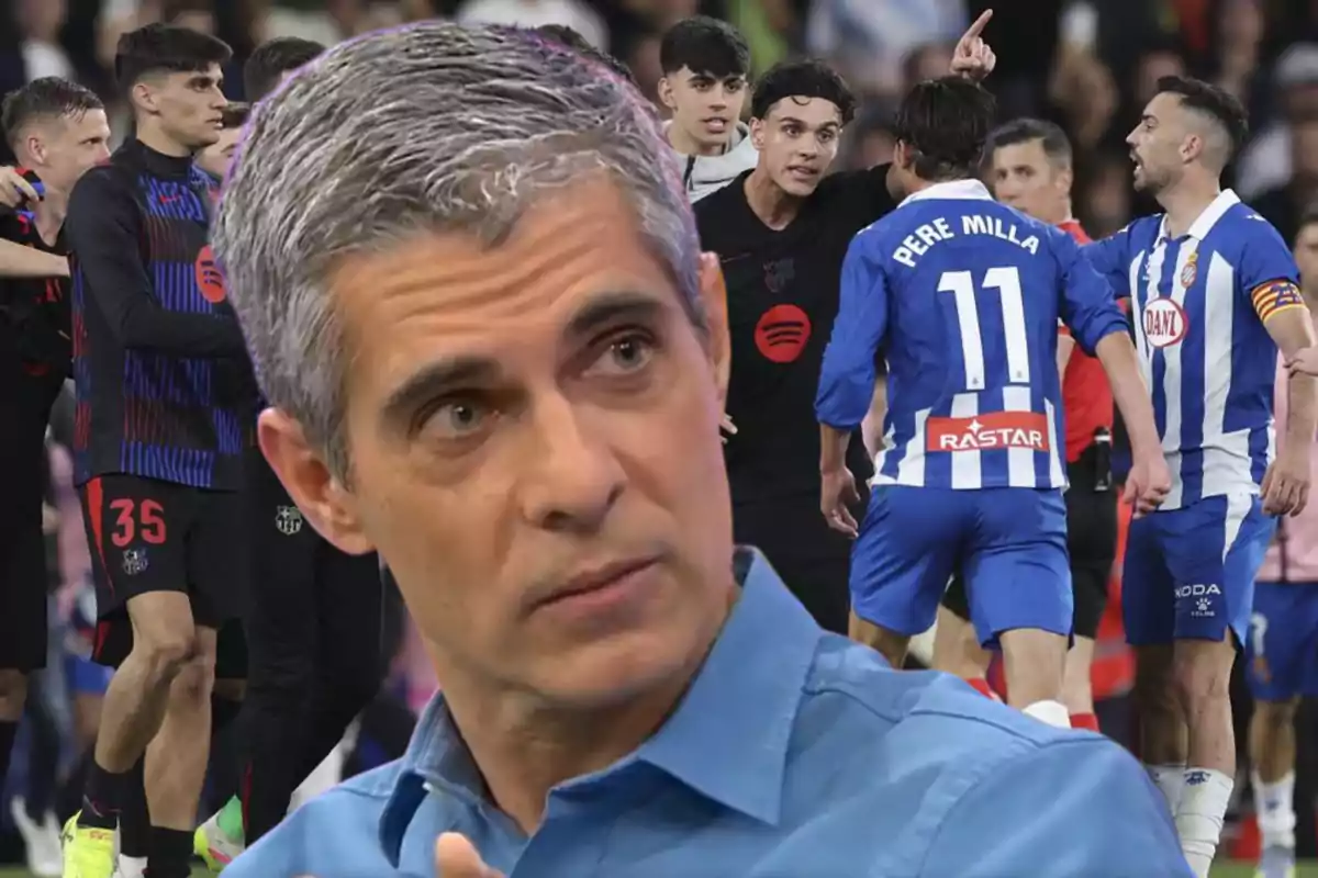 Un hombre de cabello canoso en primer plano con una escena de jugadores de fútbol discutiendo en el fondo.