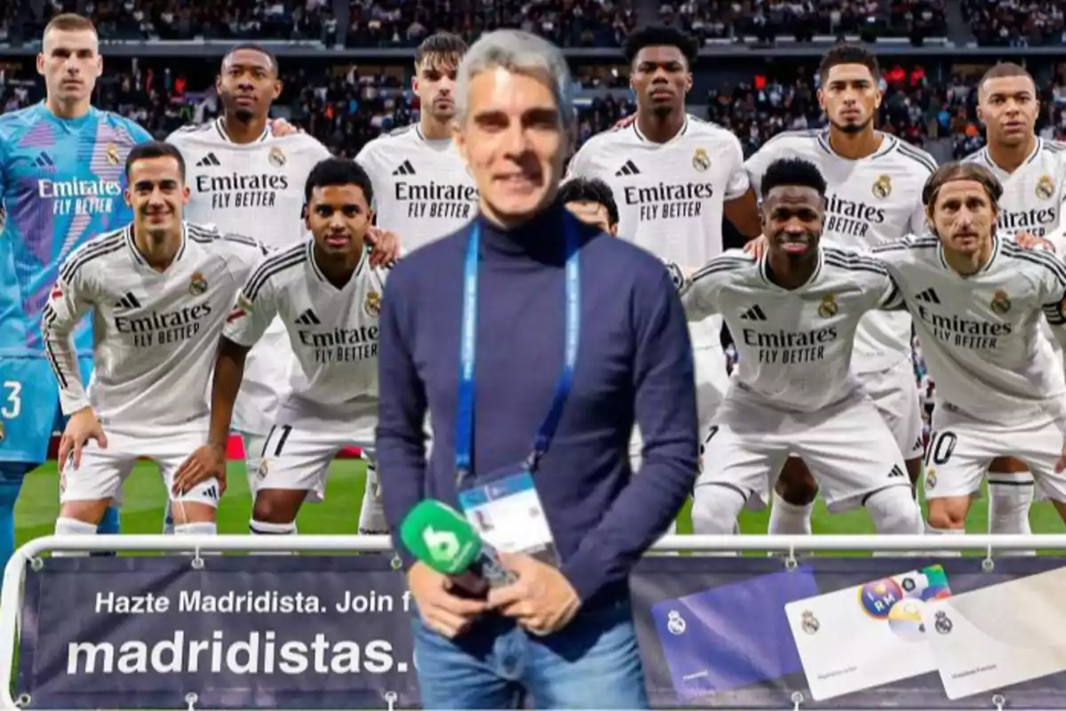 Un grupo de jugadores de fútbol con uniforme blanco posan en el campo, mientras un hombre con micrófono está al frente.