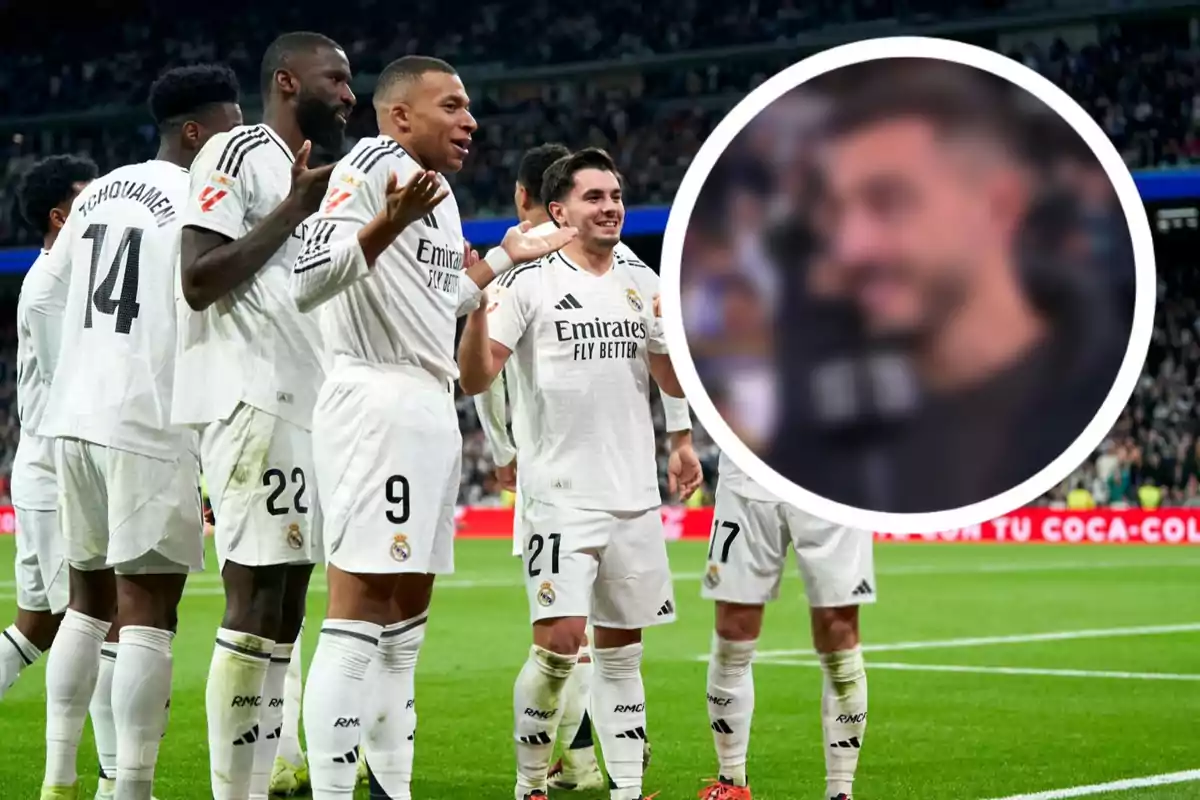 Jugadores de fútbol del Real Madrid celebrando en el campo con una imagen borrosa de una persona en un círculo en la esquina.