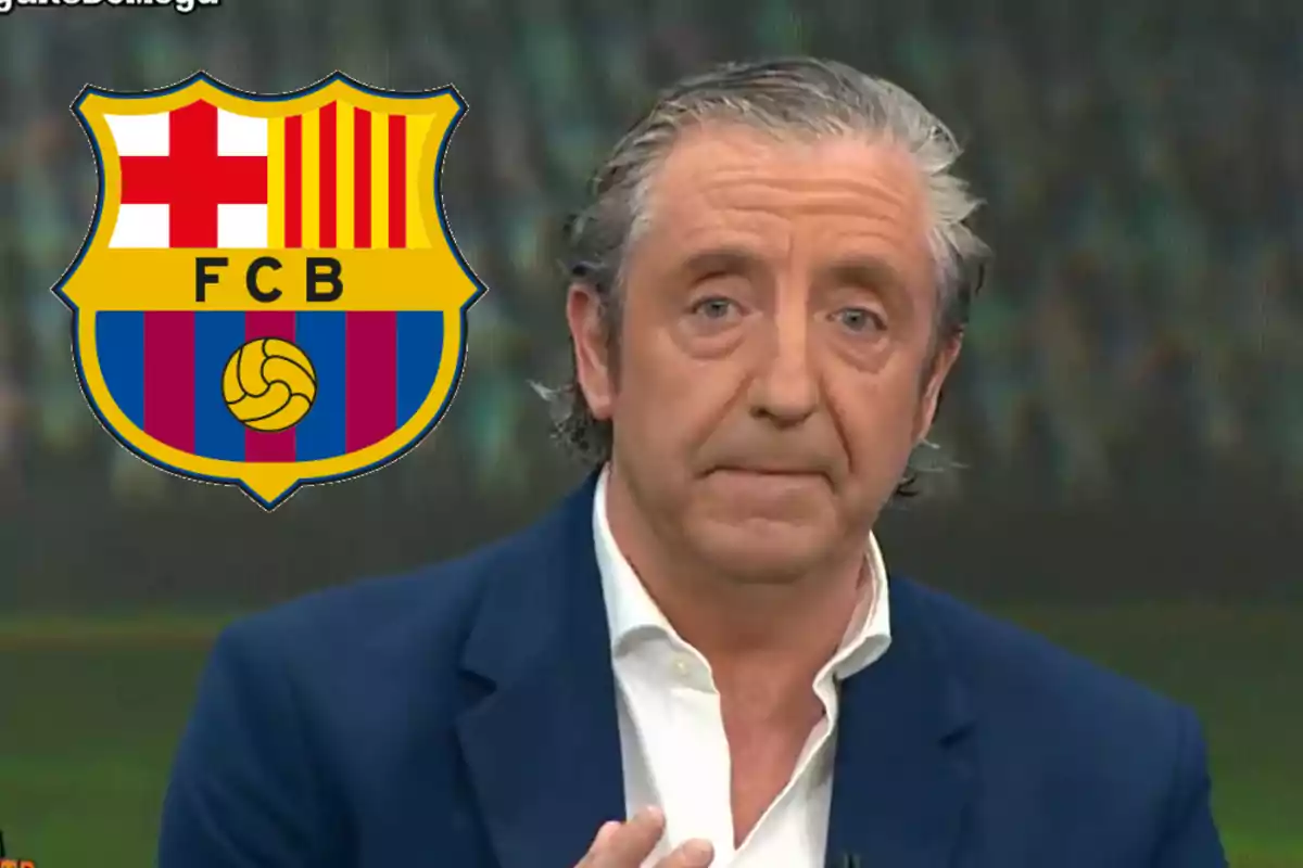 Un hombre con expresión seria en un estudio de televisión con el escudo del FC Barcelona al lado.