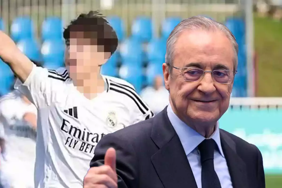 Un hombre mayor con gafas y traje sonríe mientras hace un gesto de aprobación con el pulgar levantado; al fondo, un jugador de fútbol con el rostro pixelado lleva una camiseta blanca del Real Madrid.