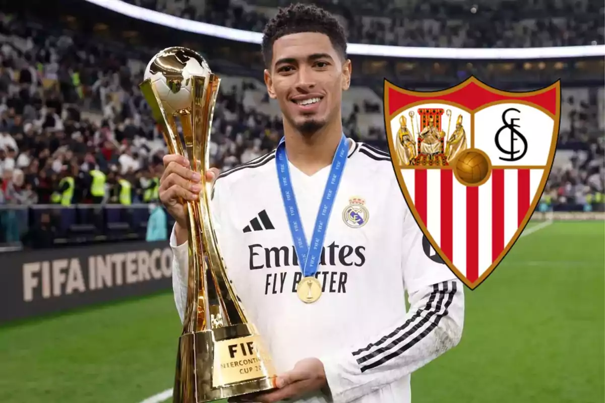 Jugador de fútbol con uniforme blanco sosteniendo un trofeo dorado en un estadio lleno de espectadores, con un escudo del Sevilla FC superpuesto.