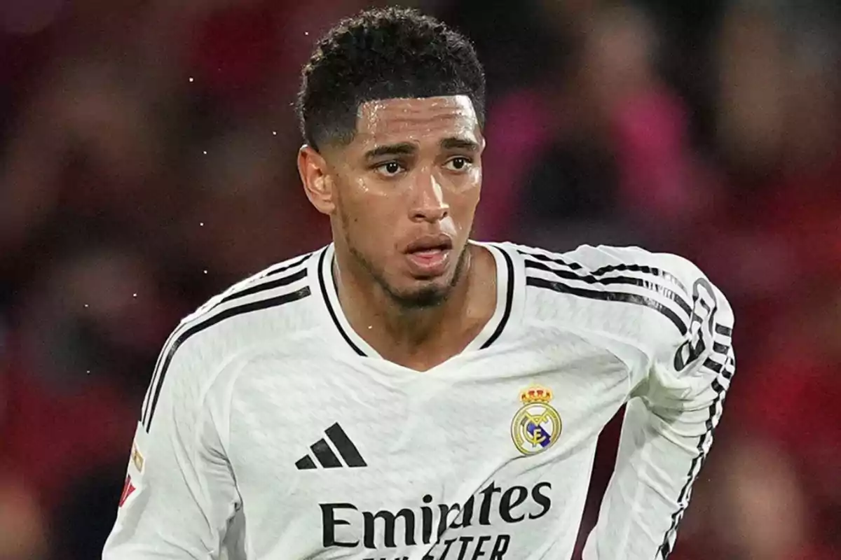 Jugador de fútbol con uniforme blanco del Real Madrid en el campo de juego. Jugador de fútbol con uniforme blanco del Real Madrid en el campo de juego.
