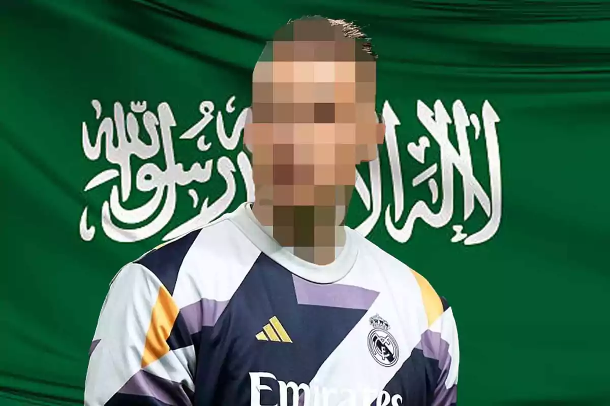 Una persona con la cara pixelada lleva una camiseta de fútbol del Real Madrid frente a una bandera verde con escritura árabe.