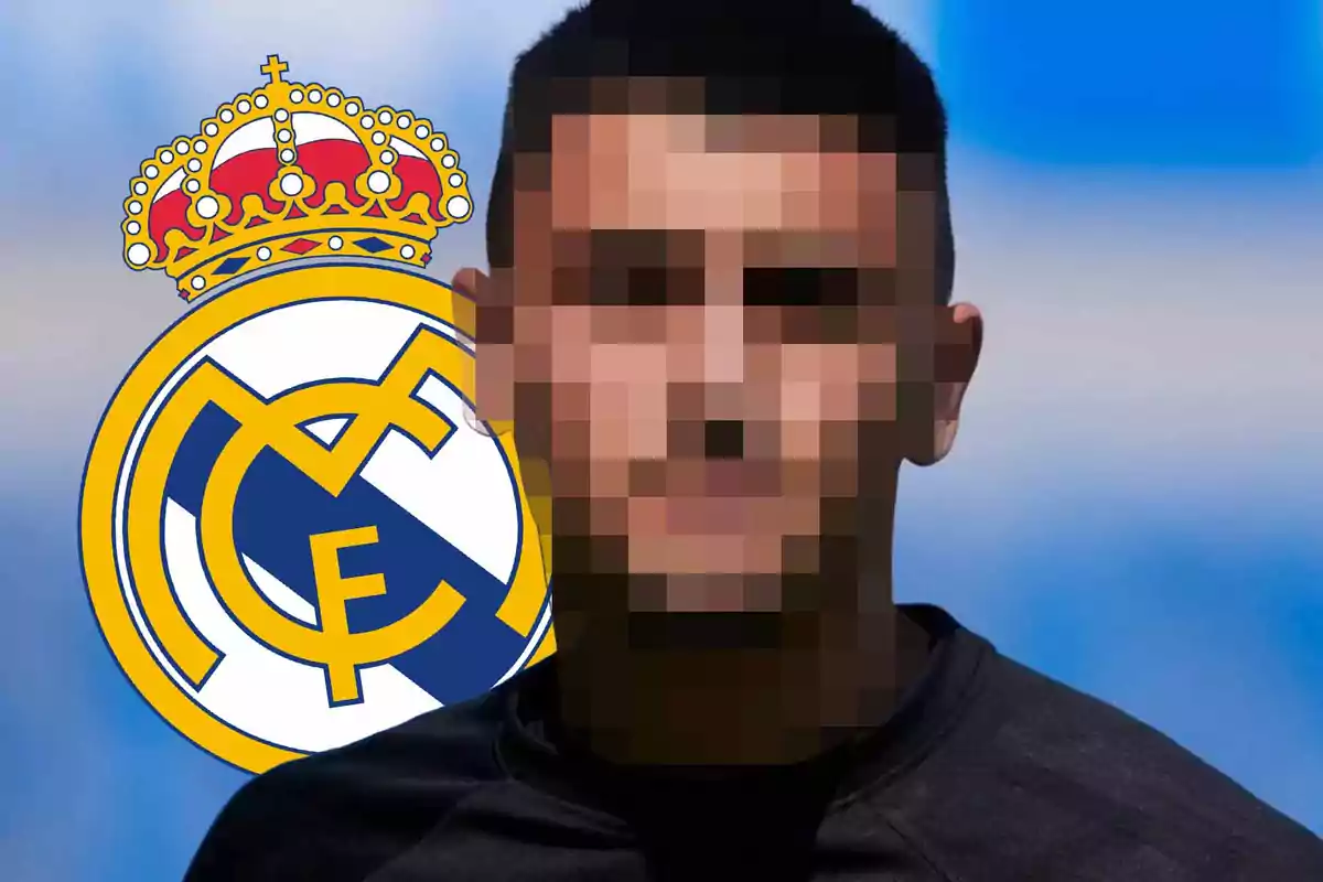 Un hombre con el rostro pixelado frente al logo del Real Madrid.