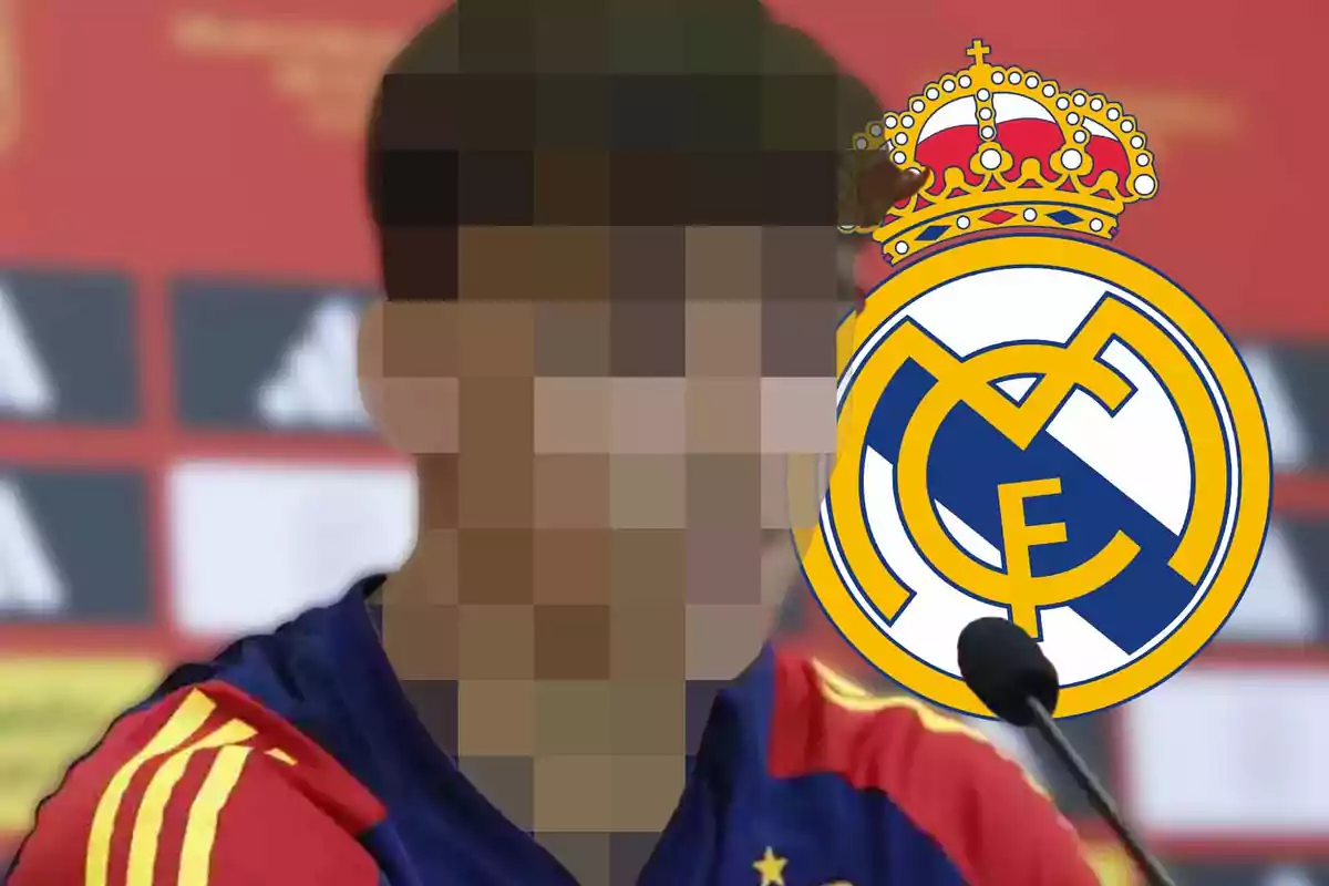 Una persona con el rostro pixelado en una conferencia de prensa con el escudo del Real Madrid superpuesto.