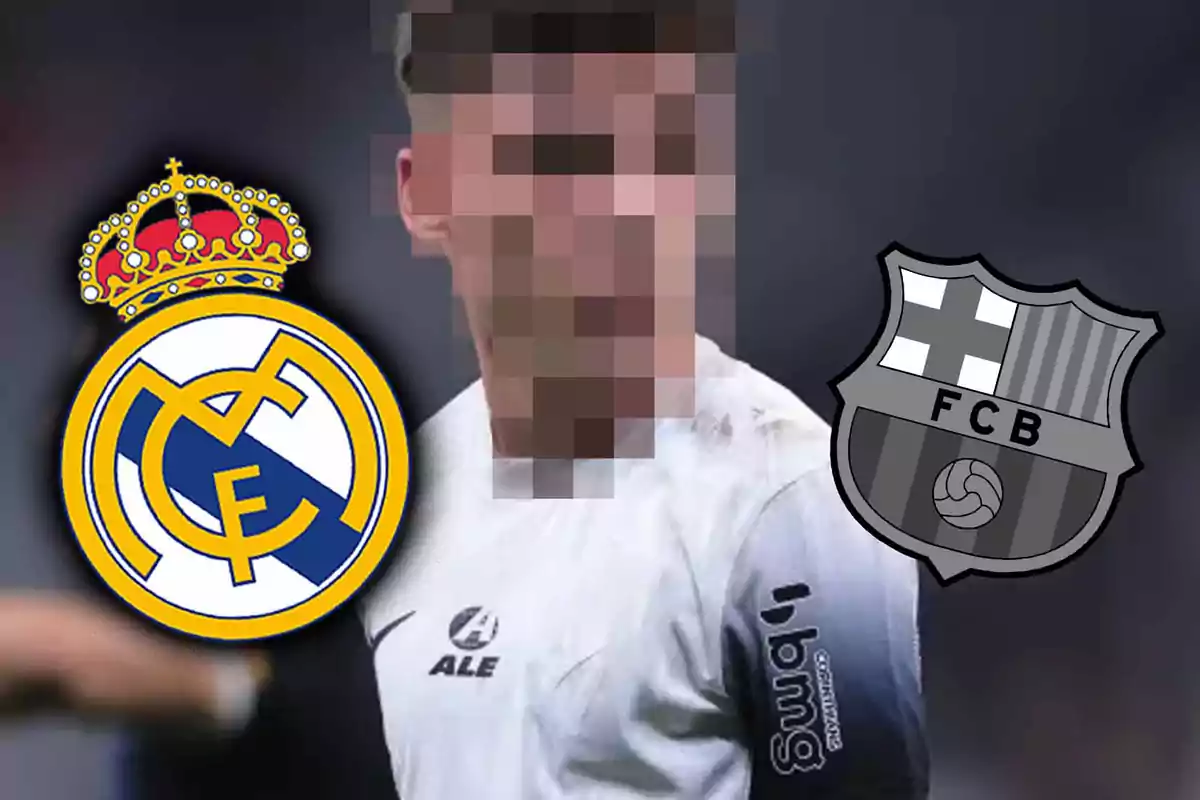 Un jugador de fútbol con el rostro pixelado, junto a los escudos del Real Madrid y el FC Barcelona.