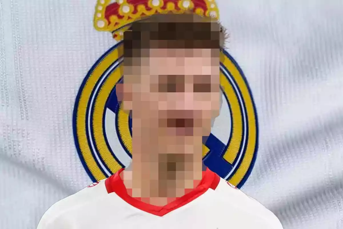 Un jugador de fútbol con la cara pixelada frente a un escudo de un equipo deportivo.